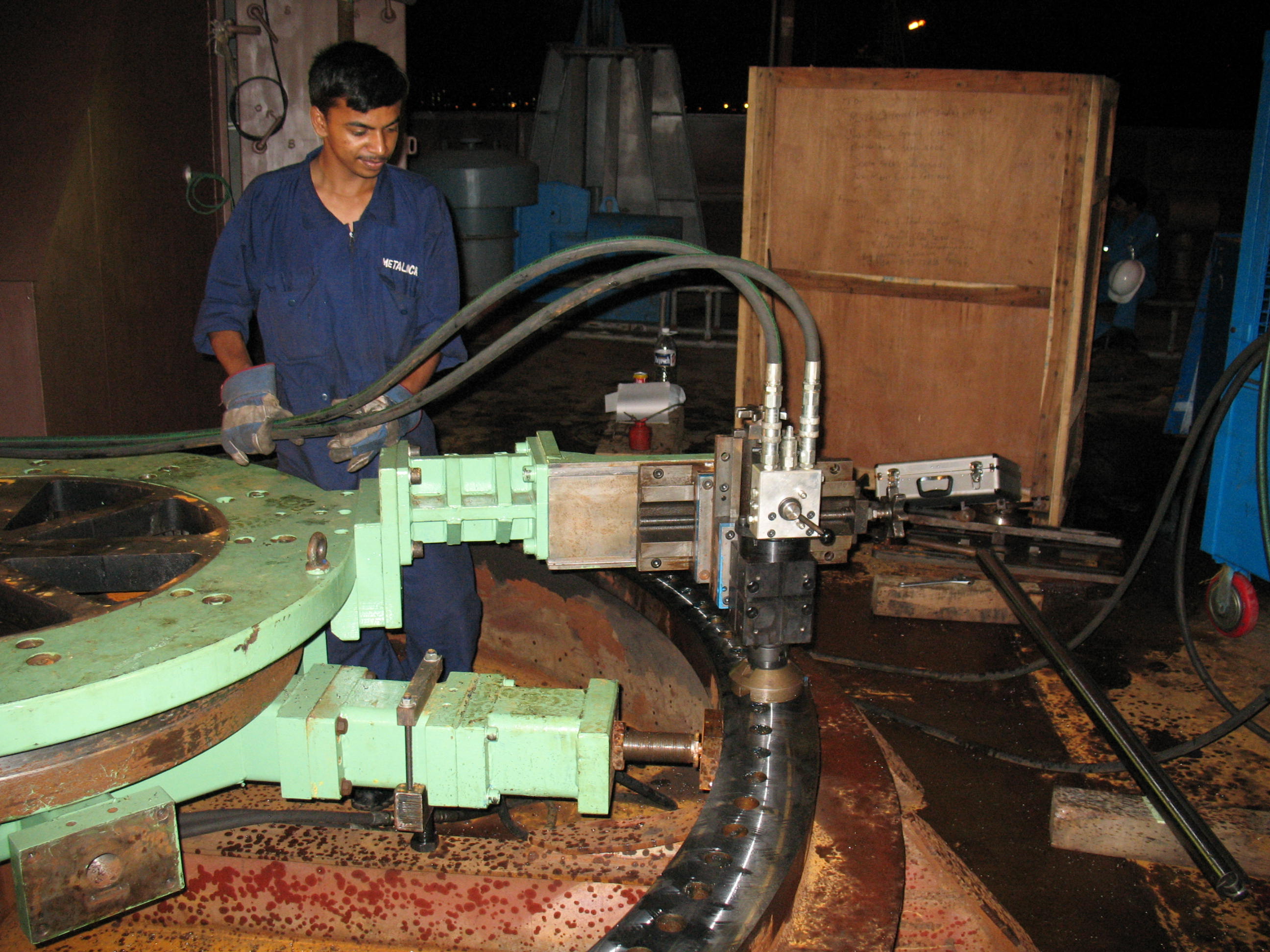 Maquinagem de pedestal de grua na ABG Shipyard Surat